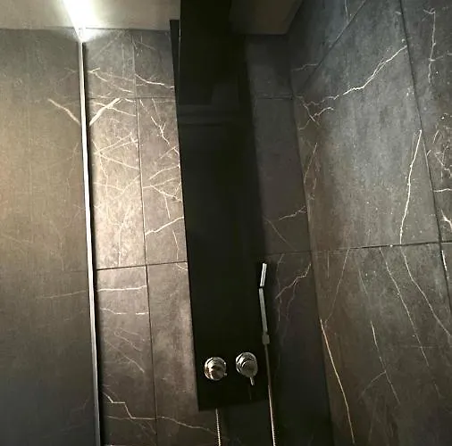 La Black / Les Romantiques A Centre Historique Apartment *