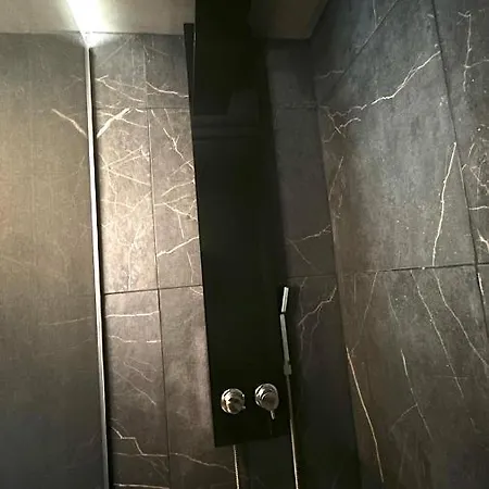 La Black / Les Romantiques A Centre Historique Apartment *